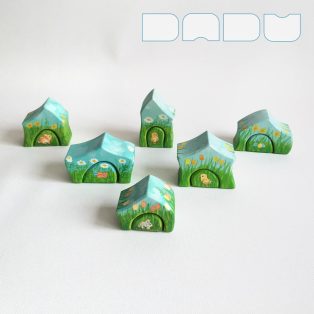 Tavaszi házikók – kézzel festett, egyedi fajáték kunyhó szerepjátékokhoz, évszakasztalhoz, bármihez :)