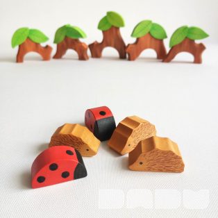 Tree trunk huts with leaf roofs and inhabitants – wooden toy
