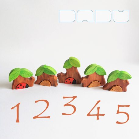 Tree trunk huts with leaf roofs and inhabitants – wooden toy