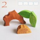 Tree trunk huts with leaf roofs and inhabitants – wooden toy