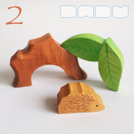 Tree trunk huts with leaf roofs and inhabitants – wooden toy