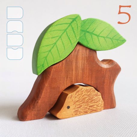 Tree trunk huts with leaf roofs and inhabitants – wooden toy